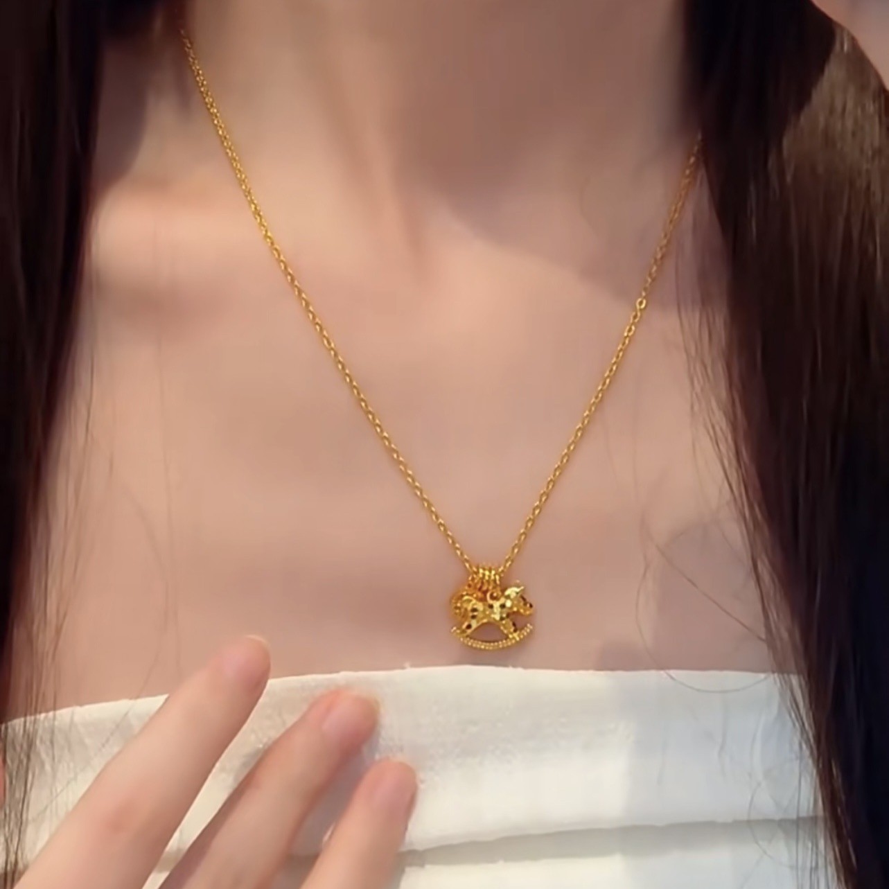 Sparkling Ice Crack Horse Pend - огляд і ціна Coin Necklace Delicate