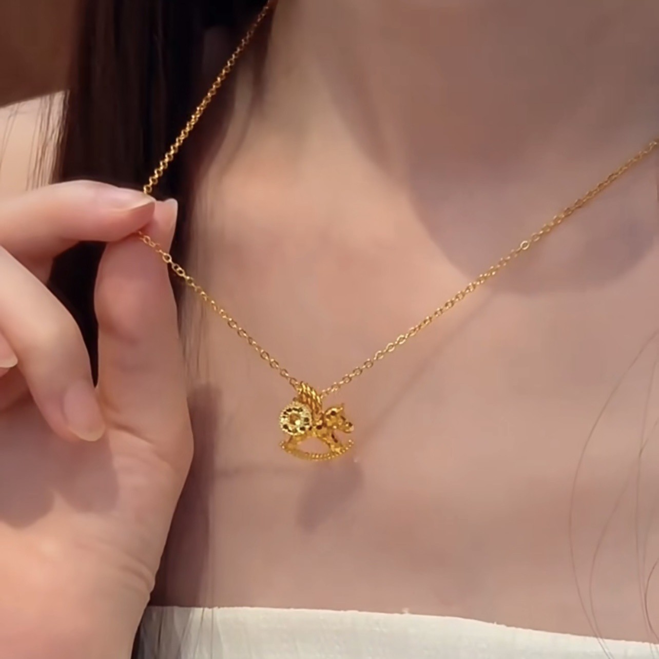 Sparkling Ice Crack Horse Pend - огляд і ціна Coin Necklace Delicate